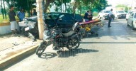 Destrozó su Passat al estrellarse con un poste de la CFE en Ciudad Madero