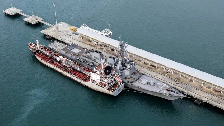 Otro buque de guerra, un destructor, atracó en Panamá tras paso de lanzamisiles en medio de despliegue militar de EE. UU. en el Caribe