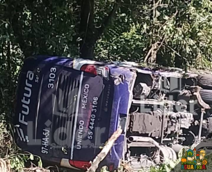 Vuelca autobús de pasajeros en carretera hacia Puebla
