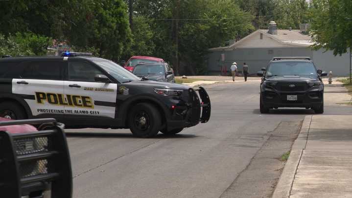 Mailman finds unidentified man dead in San Antonio