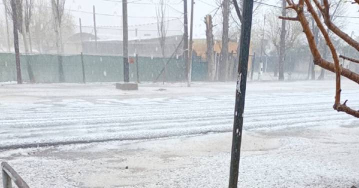 Fuerte tormenta eléctrica, granizo y nieve en Mendoza