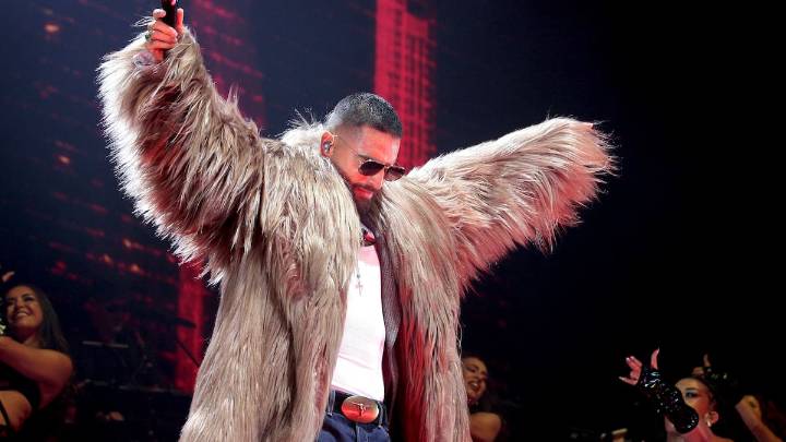 Maluma interrumpe su concierto para reprender a una madre con un bebé: "Es una irresponsabilidad"