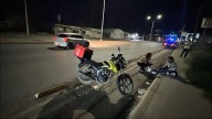 Repartidor es lesionado tras impacto contra un auto