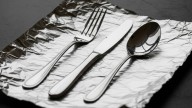 El truco con papel de aluminio que deja los cubiertos como nuevos