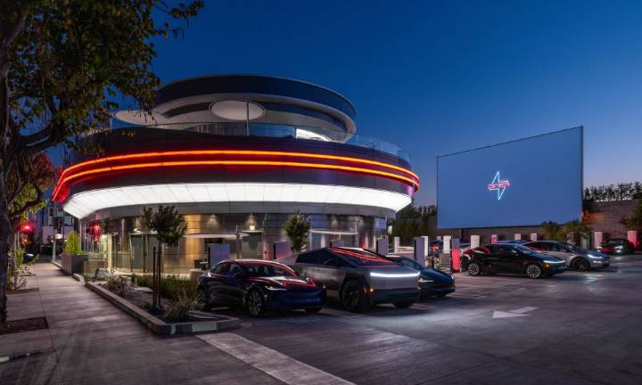 Tesla makes major change at Supercharger Diner amid epic demand