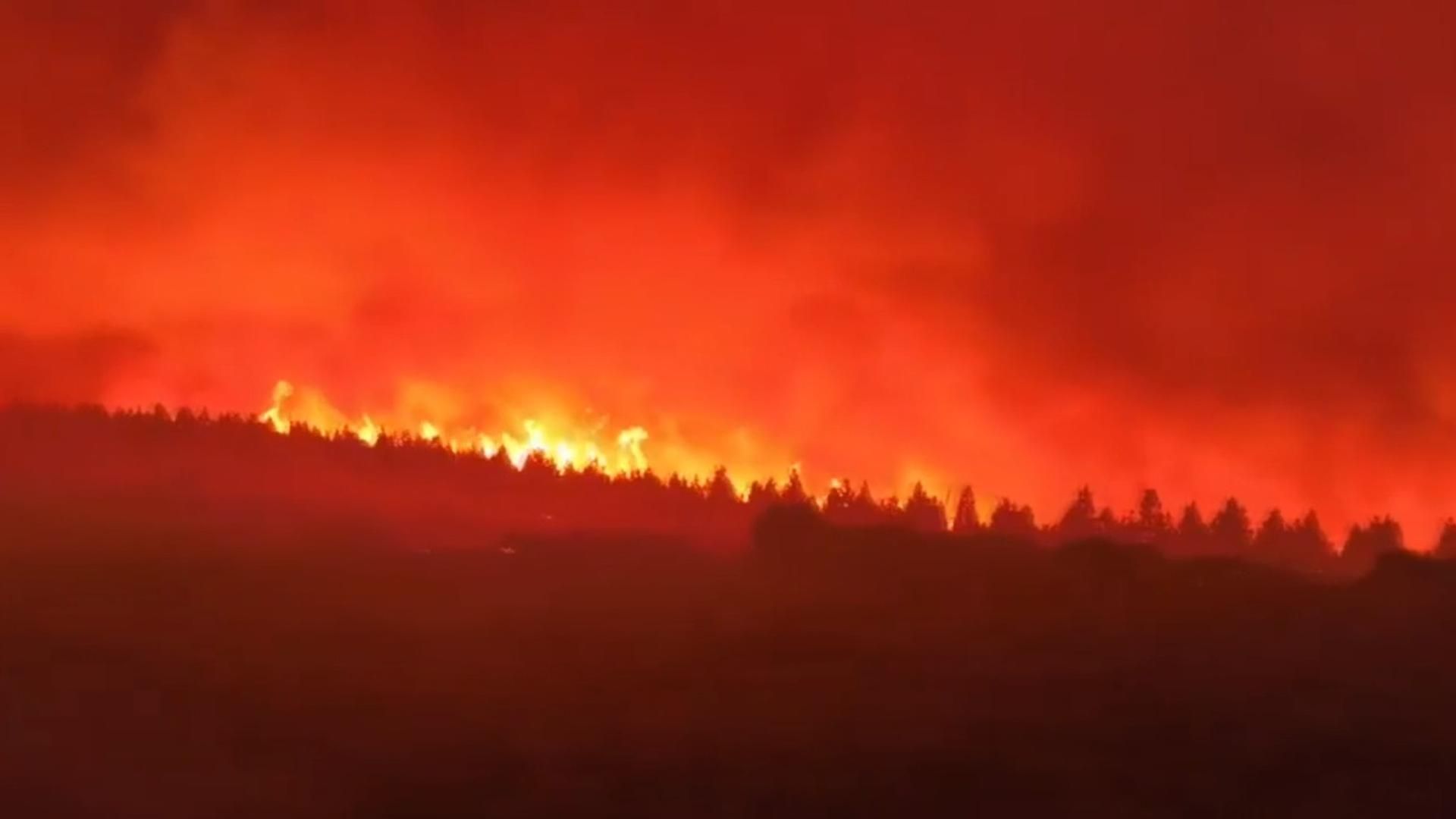 Última hora de los incendios en España: la amenaza del fuego llega al corazón de los Picos de Europa