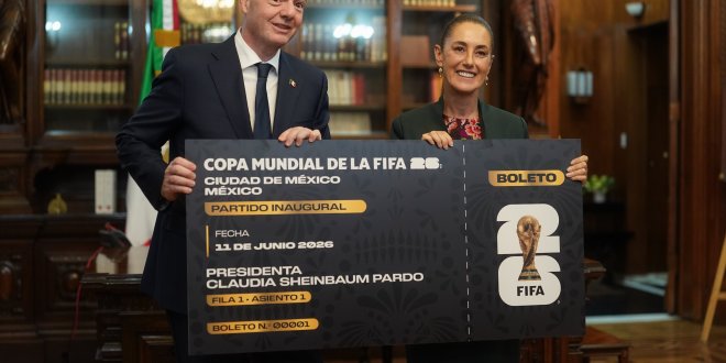 Infantino entrega a Sheinbaum réplica de boleto para el partido inaugural del Mundial 2026
