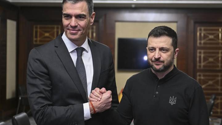Sánchez habla con Zelenski y le apoya en su oposición total a la reunión entre Trump y Putin: "Nada de Ucrania sin Ucrania"
