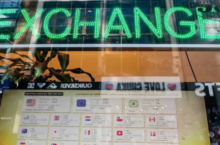 El dólar oficial cerró agosto en $1360 en Banco Nación