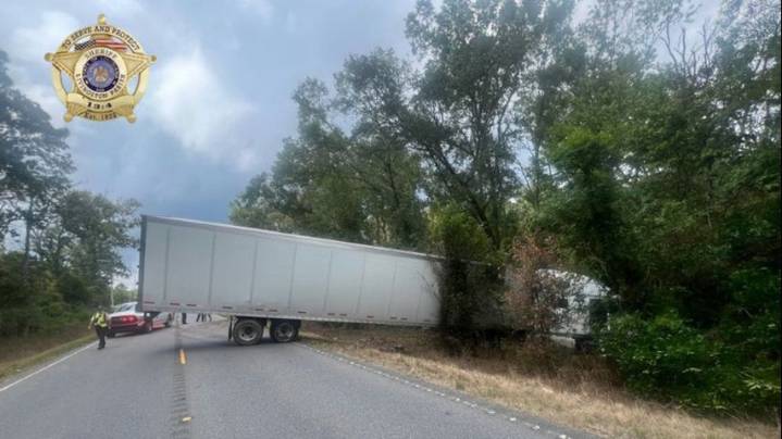 Livingston deputies: Road blocked by 18-wheeler on 4-H Club Road near La. Highway 16