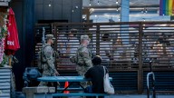 Tropas de la Guardia Nacional recogen basura para embellecer D.C.