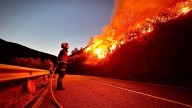 La técnica del contrafuego, así extinguen los bomberos los incendios: "Utilizar el mismo fuego para frenar el fuego principal"
