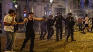 Toque de queda, ley más severa y padres responsables: Francia busca cortar de raíz la creciente violencia juvenil