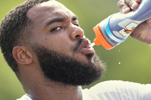 Titans' Simmons says his shove of Ward was simply flared tempers and blown out of proportion