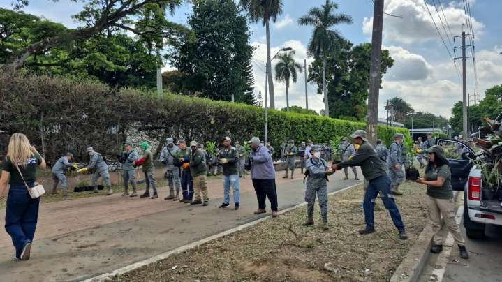 Unidos por la resiliencia: la Fuerza Aeroespacial y la comunidad se unen para recuperar la zona afectada por el atentado en Cali
