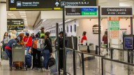 "La visión de Trump": aeropuertos de EEUU instalan nuevas puertas para verificar datos de viajeros