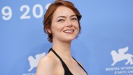 Emma Stone llegó al Festival de Venecia con un vestido lencero con encaje y sandalias altas