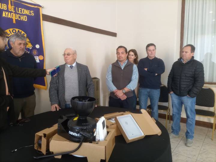 El Club de Leones entregó la Estación Meteorológico a la Escuela Agraria