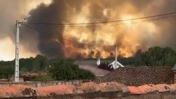 Evacúan de urgencia a los vecinos de Molezuelas de la Carballeda por un voraz incendio de nivel 2