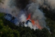 El Gobierno ve inextinguibles los incendios más virulentos: confía en las lluvias y la caída de temperaturas para recuperar el control