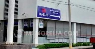Solitario sujeto amaga a empleada de banco y se lleva $20 mil, en Morelia