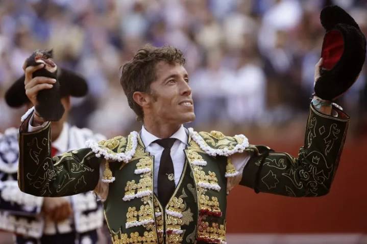 Escribano sustituye este lunes a Morante tras su cogida en Pontevedra