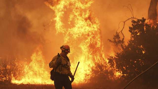 Fast-growing brush fire forces thousands to evacuate north of Los Angeles