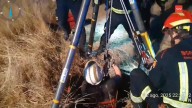 Vídeo: Los bomberos rescatan a una mujer que cayó a un pozo de 6 metros