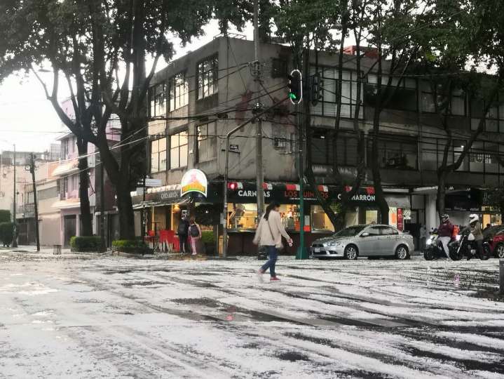 Sorprende granizada a capitalinos