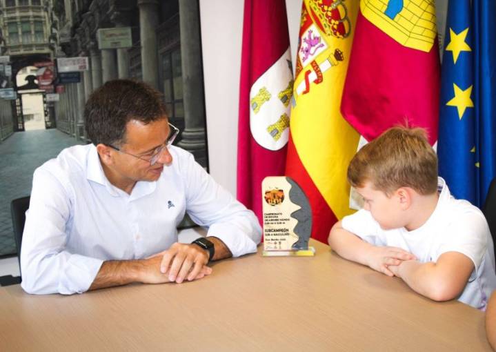 Manuel Serrano felicita al joven albaceteño Adrián del Rey tras proclamarse subcampeón de España Sub-08 de Ajedrez Rápido y agradece su labor de embajador de la ciudad El alcalde asegura que “es todo 