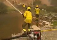 Bomberos de Andalucía trabajan en el incendio que alcanzó Cantabria