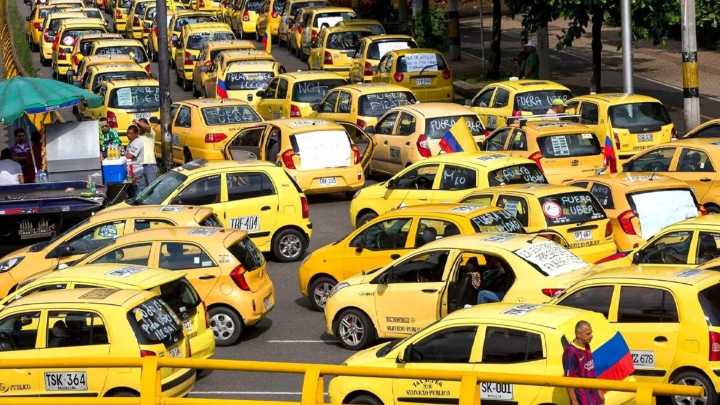 Paro de taxistas en Bogotá por regulación de plataformas