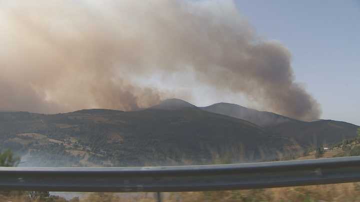 Decretan situación 2 pola proximidade do lume ás casas por incendio en Verín