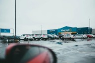 Trabajadores de Walmart lanzan frases irónicas contra compradores ancianos, la empresa les manda un mensaje para que dejen de hacerlo