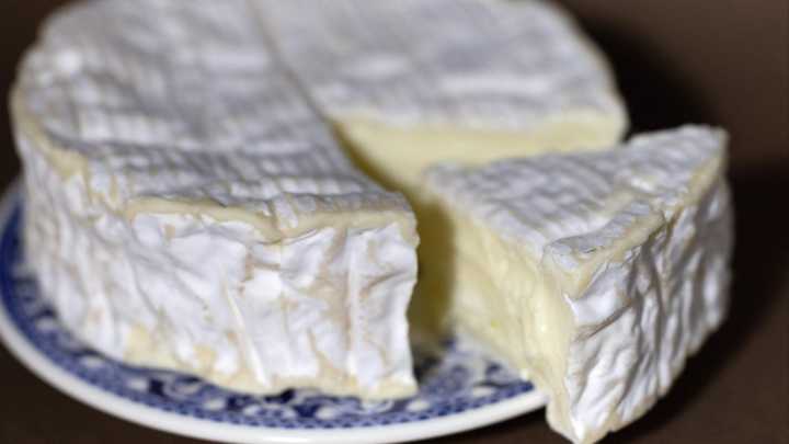 Sanidad amplía la alerta alimentaria por la presencia de listeria en quesos procedentes de Francia