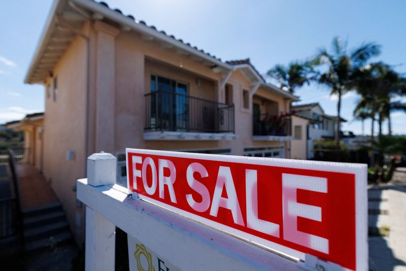 US 30-year mortgage rate dropped last week, refi applications surged