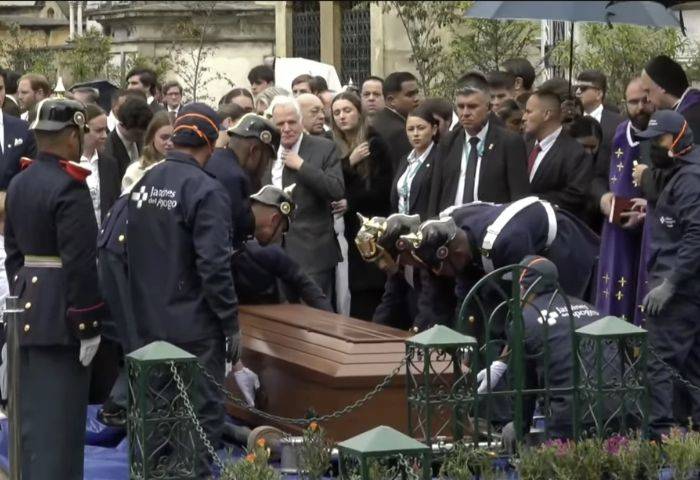 ENVIVO| Funeral de Miguel Uribe: Cortejo fúnebre llega al Cementerio Central e inicia el sepelio