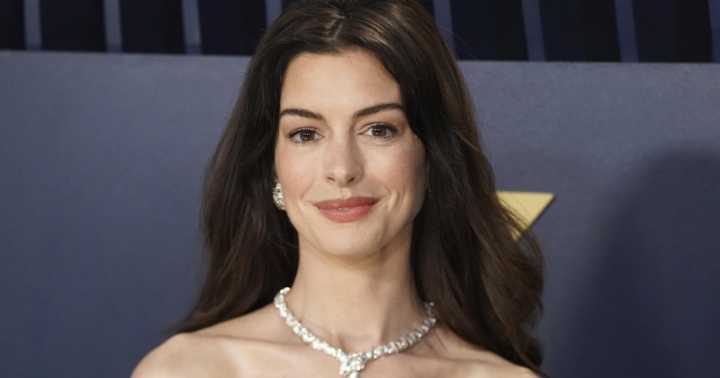 VIDEO: Anne Hathaway se cae al bajar escalones, pero se levanta triunfante