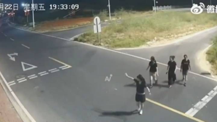 Atropellan a 2 mujeres cuando intentaban cruzar una calle; así fue captado el momento