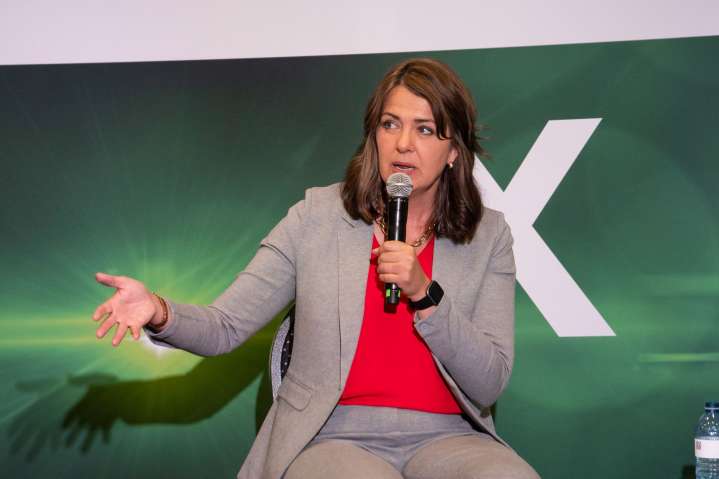 Premier draws approval, punts criticism at Fort McMurray town hall | Grande Prairie Daily Herald Tribune