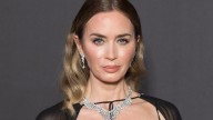 Emily Blunt en la portada de Vanidades nos revela sus mejores secretos de skincare