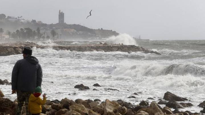 Alerta amarilla este jueves en el litoral de Málaga por viento y olas de hasta tres metros