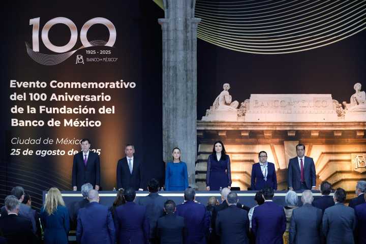 Claudia Sheinbaum asiste a la ceremonia del 100 aniversario del Banco de México
