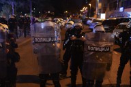 Nueva noche de violencia en Serbia con ataques a sedes del partido del presidente Vučić