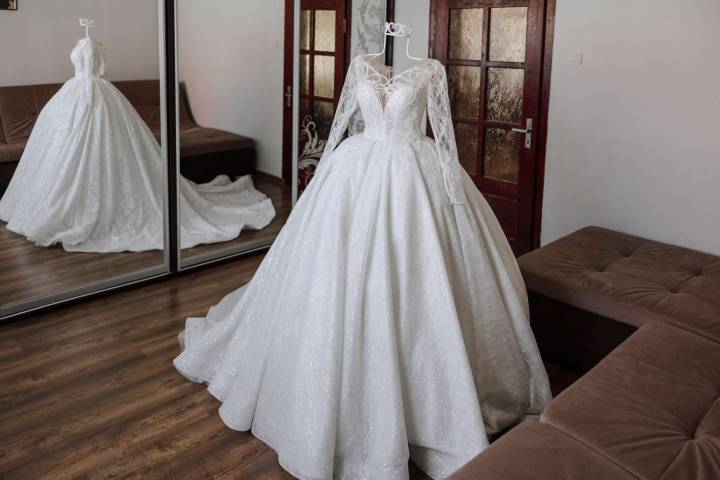 Groom Asked to Guess What Bride's Dress Looks Like