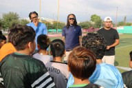 Jóvenes deportistas participan en visoria de fútbol soccer y clínica de fútbol americano