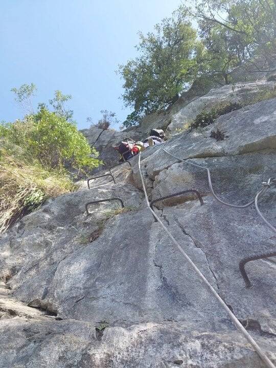 El helicóptero rescata a dos madrileños de 36 y 28 años en una vía ferrata de Ramales