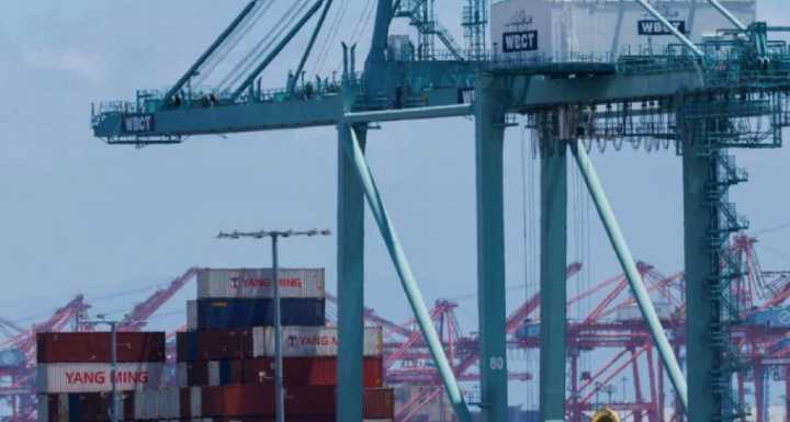 Precios de importación estadounidenses repuntan en julio por aranceles y debilidad del dólar