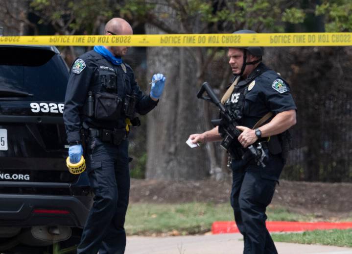 Mueren al menos tres personas en Austin tras un tiroteo en un centro comercial
