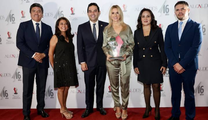 Alcaldesa de Huixquilucan recibe premio nacional por Centro de Justicia Cívica